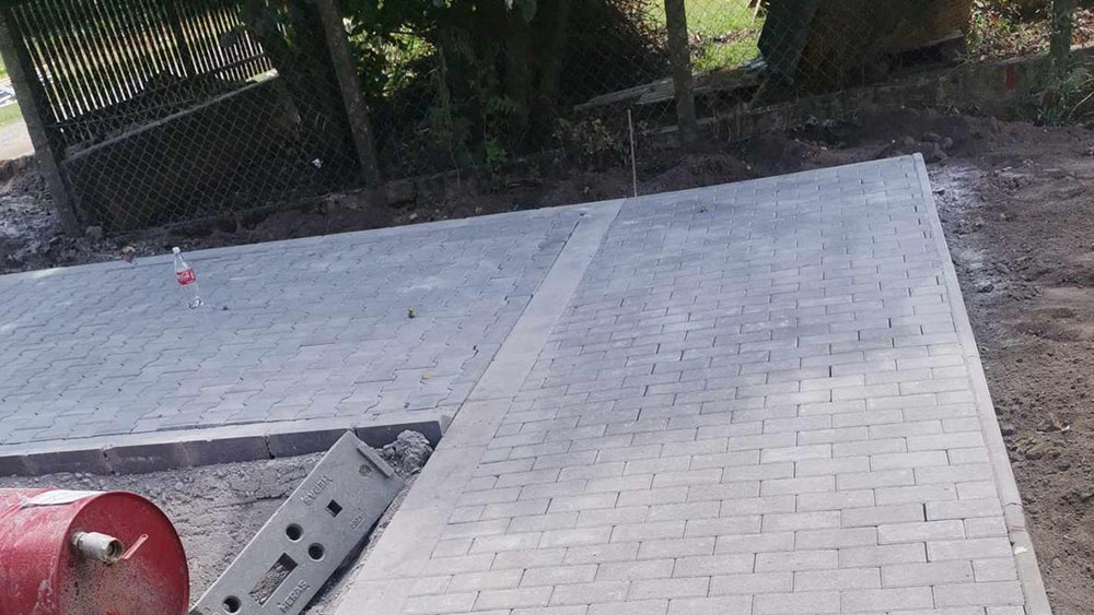 Adoquín gris de formato pequeño en gran superficie